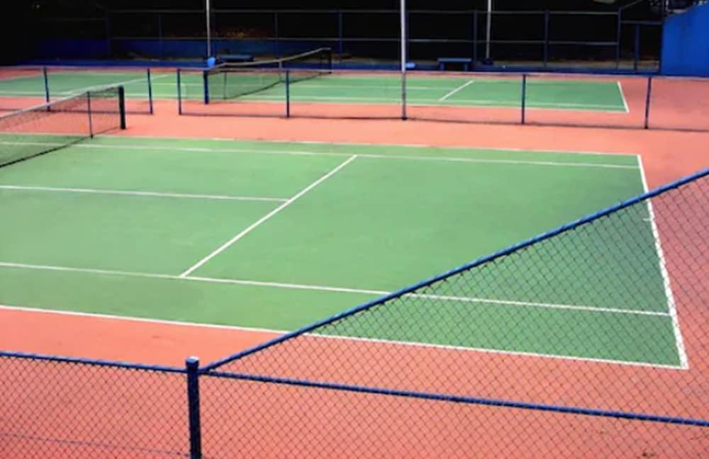 Hotel Senac Ilha Do Boi Vitória Exteriör bild Tennis courts