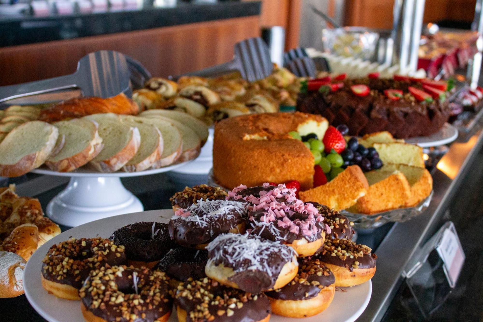 Hotel Senac Ilha Do Boi Vitória Exteriör bild A selection of cakes